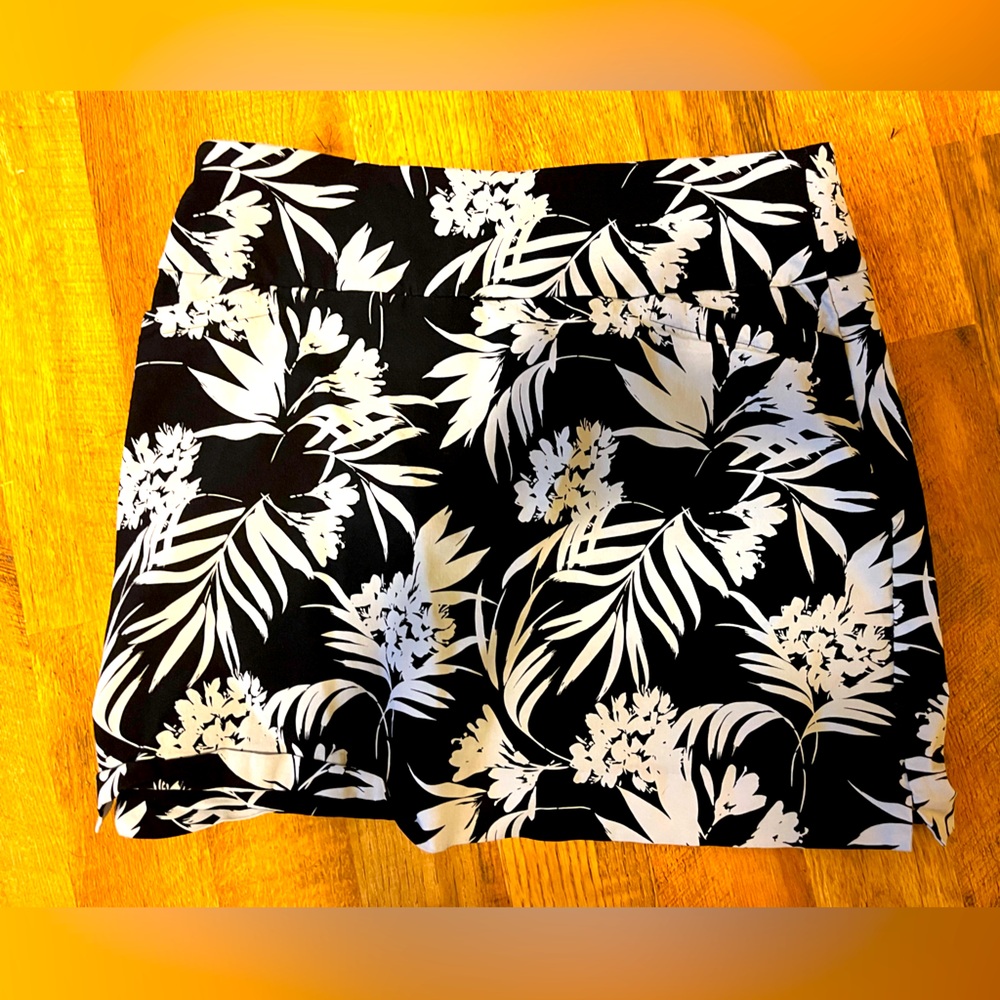 Ladies black floral skort XL S.C. & Co. Lined Pockets Tummy Control Sportswear